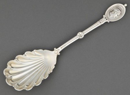 A JOHN WENDT SILVER SERVING SPOON IN THE MEDALLI: A JOHN WENDT SILVER SERVING SPOON IN THE MEDALLION PATTERN FOR BALL, BLACK & CO. John