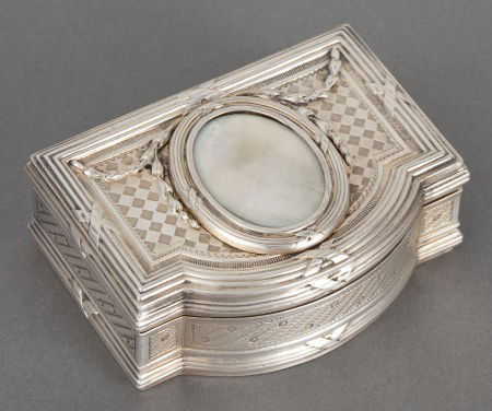 A GERMAN SILVER AND SILVER GILT SNUFF BOX Unide: A GERMAN SILVER AND SILVER GILT SNUFF BOX Unidentified maker, Germany, circa 1890