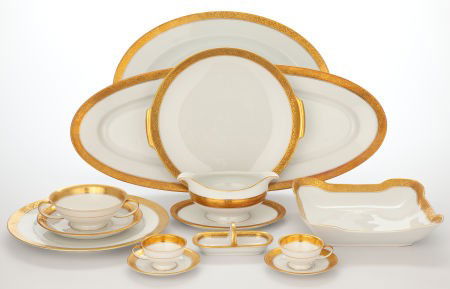 EXTENSIVE ROSENTHAL PORCELAIN DINNERWARE SERVICE: EXTENSIVE ROSENTHAL PORCELAIN DINNERWARE SERVICE WITH DECORATED GILT RIM Germany, 20t
