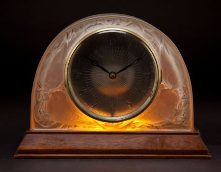 R. LALIQUE MOINEAUX CLOCK ON WOODEN BASE Circa : R. LALIQUE MOINEAUX CLOCK ON WOODEN BASE C