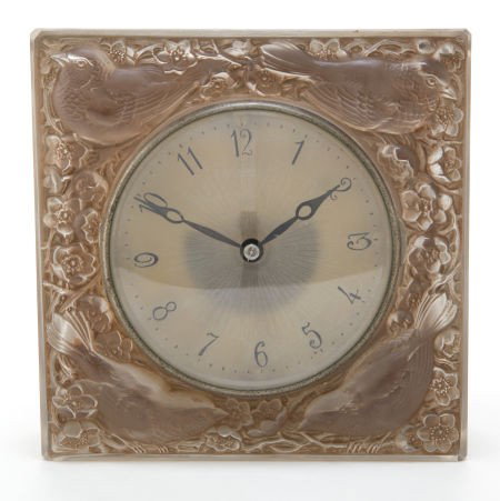 R. LALIQUE GLASS QUATRE MOINEAUX DU JAPON CLOCK : R. LALIQUE GLASS QUATRE MOINEAUX DU JAPON CLOCK WITH SEPIA