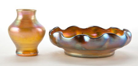 TIFFANY STUDIOS FAVRILE GLASS BUD VASE AND RUFFL: TIFFANY STUDIOS FAVRILE GLASS BUD VASE AND RUFFLED EDGE FINGER BOWL Gold Favrile bud