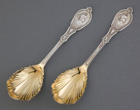 A CASED PAIR OF AMERICAN COIN SILVER AND SILVER: A CASED PAIR OF AMERICAN COIN SILVER AND SILVER GILT SUGAR SHELLS Maker unknown, Amer