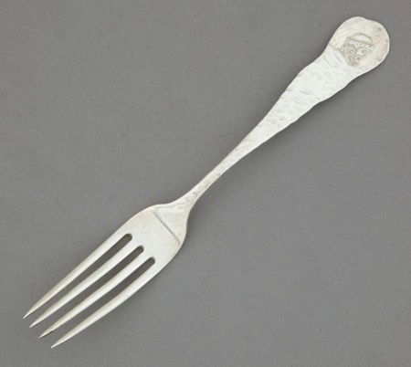 A DUHME SILVER MEDALLION PATTERN LUNCHEON FORK: A DUHME SILVER MEDALLION PATTERN LUNCHEON FORK 