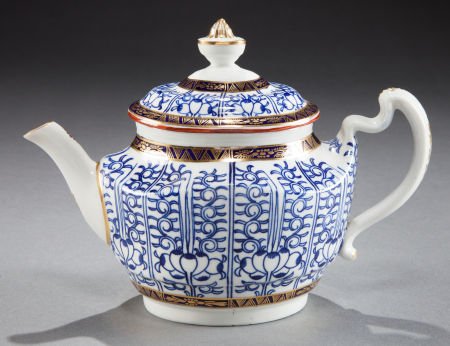 A WORCESTER PORCELAIN ROYAL LILY PATTERN TEA POT: A WORCESTER PORCELAIN ROYAL LILY PATTERN TEA POT WITH LID