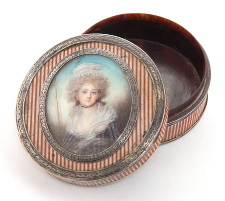 A FRENCH PAINTED, SILVERED METAL AND TORTOISESHE: A FRENCH PAINTED, SILVERED METAL AND TORTOISESHELL BOX WITH PORTRAIT MINIATURE ON IVORY <