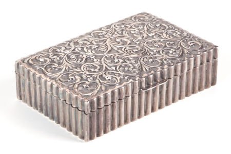 A TIENTSIN YECHING CHINESE EXPORT SILVER AND WO: A TIENTSIN YECHING CHINESE EXPORT SILVER AND WOOD CIGARETTE BOX Early 20th century