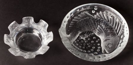 TWO LALIQUE GLASS ASHTRAYS: SAINT NICHOLAS AND G: TWO LALIQUE GLASS ASHTRAYS: SAINT NICHOLAS AND 