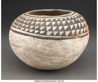 70076: A Mimbres Black-On-White Jar c. 950 - 1150 AD