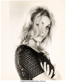 89047: Sharon Tate, Château de Hautefort, Dordogne, Fr