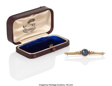 69101: A Fabergé Cabochon Sapphire Mounted Bar Brooch