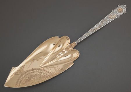 A GORHAM JAPANESE PATTERN SILVER AND SILVER GILT: A GORHAM JAPANESE PATTERN SILVER AND SILVER GILT LARGE FISH SERV