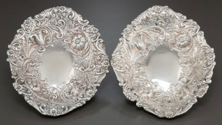 A PAIR OF CHARLES STUART HARRIS EDWARDIAN SILVER: A PAIR OF CHARLES STUART HARRIS EDWARDIAN SILVER SERVING BOWLS Charles Stuart Harris,