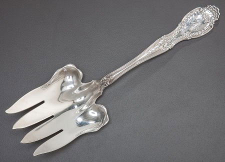 A TIFFANY & CO. RICHELIEU PATTERN SILVER FISH SE: A TIFFANY & CO. RICHELIEU PATTERN SILVER FISH SERVING FORK 