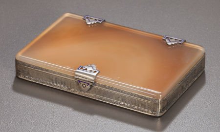 A CONTINENTAL SILVER AND AGATE CIGARETTE BOX Ci: A CONTINENTAL SILVER AND AGATE CIGARETTE BOX Circa 1910 Unmarked 5/8 x 3-5/8 x