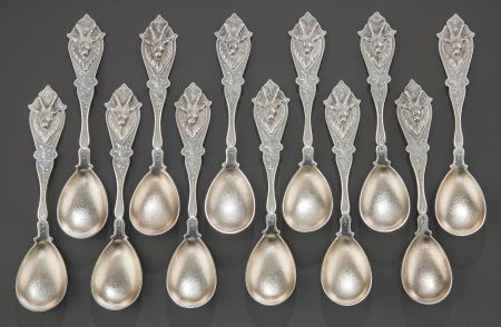 A SET OF TWELVE DUHME & CO. SILVER AND SILVER GI: A SET OF TWELVE DUHME & CO. SILVER AND SILVER GILT STAG HEAD ICE CREAM SPOONS Duhme &