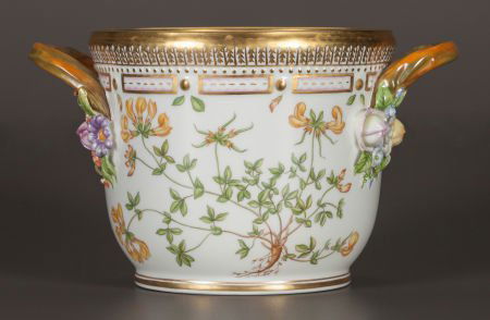 A ROYAL COPENHAGEN FLORA DANICA CACHE POT Royal: A ROYAL COPENHAGEN FLORA DANICA CACHE POT Royal