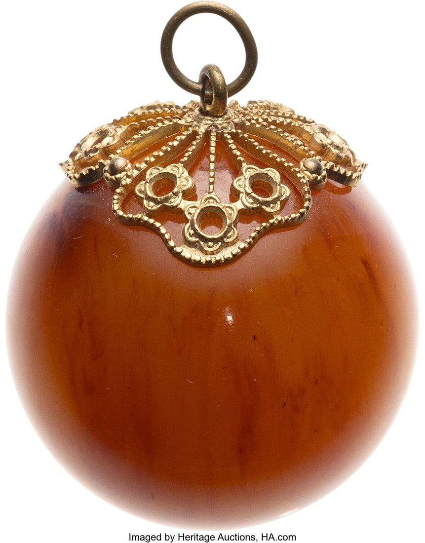 Marilyn Monroe Personal Amber-Colored Pendant. V: Marilyn Monroe Personal Amber-Colored Pendant. Vintage original amber-colored pendant from Marilyn Monroe's personal collection. Composed of a round amber-colored pendant with gold-toned