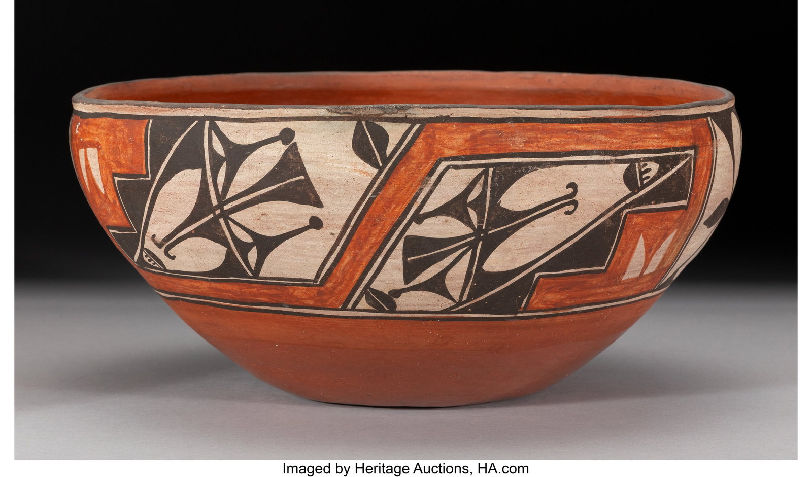 A Zia Polychrome Dough Bowl c. 1935 clay, pain (1 of 4)