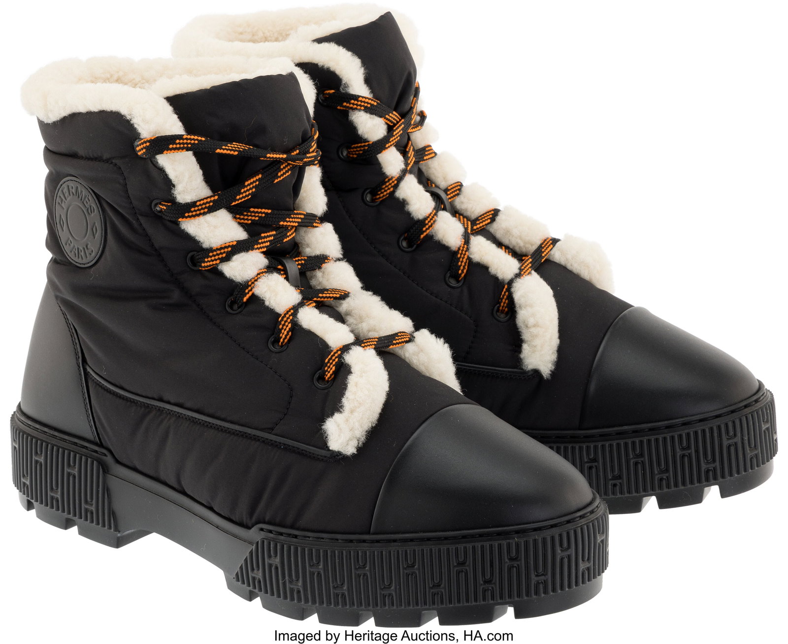 Hermès Black Nylon Shearling Snow Boots Condit: Hermès Black Nylon Shearling Snow Boots Condition: 1 Size 44 These boots are done in Black Nylon and Shearling, featuring lace up closures. These boots include an additional 