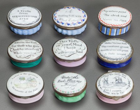 NINE ENGLISH ENAMELED METAL PATCH BOXES WITH MOT: NINE ENGLISH ENAMELED METAL PATCH BOXES WITH MOTTOS AND VERSES Early 19th century 1 inch