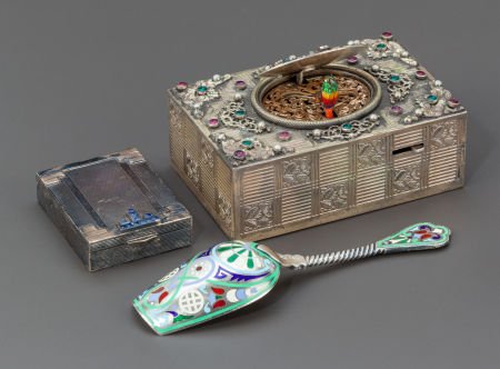 A JEWELED SONGBIRD BOX, SILVER ENAMELED SUGAR SC: A JEWELED SONGBIRD BOX, SILVER ENAMELED SUGAR SCOOP AND SILVER COMPACT 20th century Mark