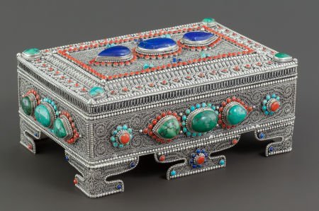 A NEPALESE SILVER FILIGREE AND HARDSTONE MOUNTED: A NEPALESE SILVER FILIGREE AND HARDSTONE MOUNTED TABLE CASKET Nepal, Tibet, circa 1900 U