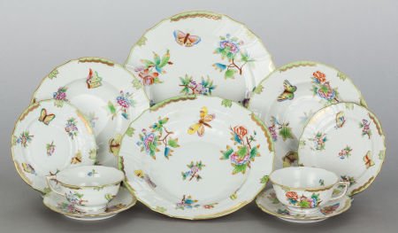 A HUNDRED PIECE HEREND QUEEN VICTORIA PATTERN PO: A HUNDRED PIECE HEREND QUEEN VICTORIA PATTERN PORCELAIN PAR