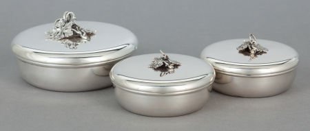 THREE BUCCELLATI ITALIAN SILVER ROUND LIDDED BOX: THREE BUCCELLATI ITALIAN SILVER ROUND LIDDED BOXES WITH FOLIATE FINIALSBuccellati, Milan,