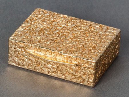 AN AMERICAN 14K GOLD PILL BOX Maker unknown, ci: AN AMERICAN 14K GOLD PILL BOX Maker unknown, circa 1900 1 inch high (2.5 cm) 0.