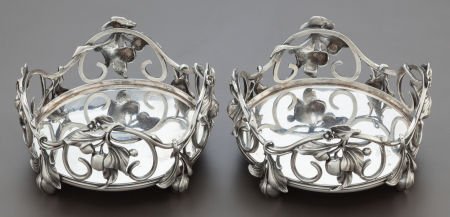 A PAIR OF LATE VICTORIAN SILVER WINE COASTERS Ma: A PAIR OF LATE VICTORIAN SILVER WINE COASTERSMaker unidentified, circa 1900Marks: (cro