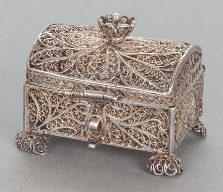 A CONTINENTAL SILVER FILIGREE VINAIGRETTE 19th c: A CONTINENTAL SILVER FILIGREE VINAIGRETTE 19th century Marks: 88, 898/ (