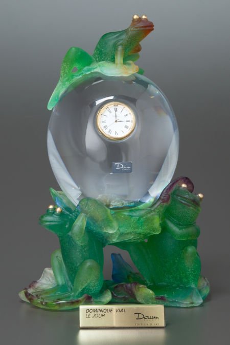 A DAUM PATE-DE-VERRE GLASS AND CLEAR GLASS FIGUR: A DAUM PATE-DE-VERRE GLASS AND CLEAR GLASS FIGURAL FROG CLOCK Late 20th century Marks: <
