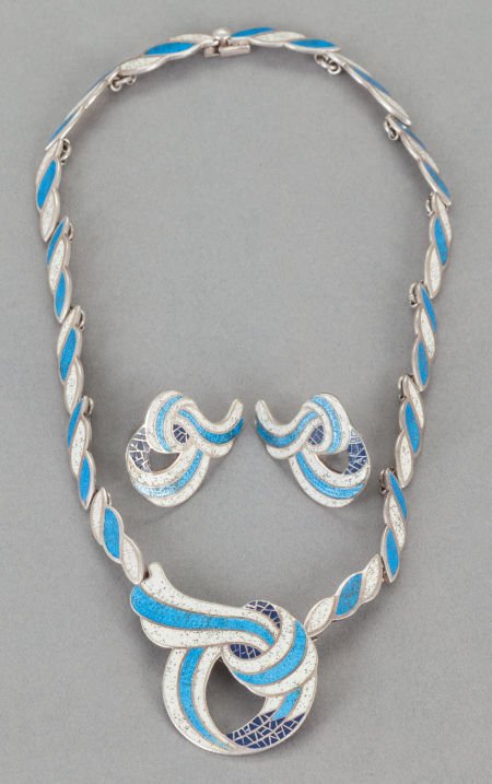 A MARGOT DE TAXCO MEXICAN SILVER AND ENAMEL JEWE: A MARGOT DE TAXCO MEXICAN SILVER AND ENAMEL JEWELRY SET Margot Van Voorhies Carr, Tax