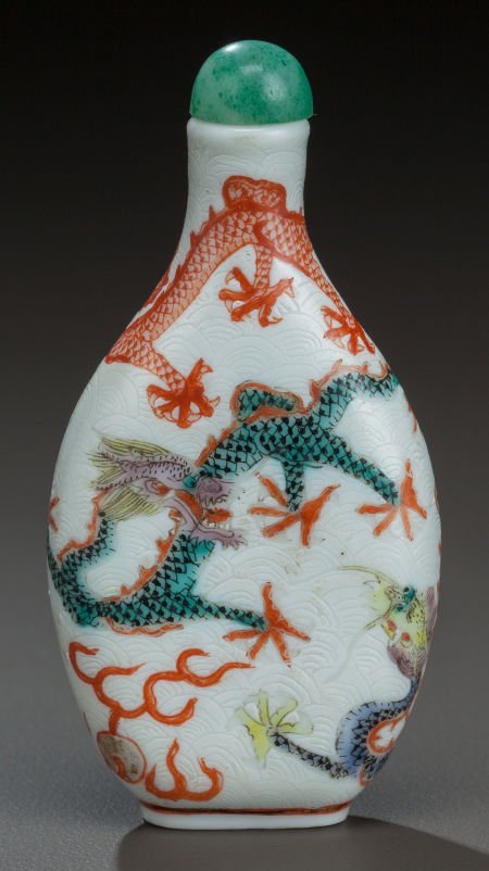A CHINESE PORCELAIN SNUFF BOTTLE, 19th century M: A CHINESE PORCELAIN SNUFF BOTTLE, 19th century Marks: (chop marks) 3 inches high (7