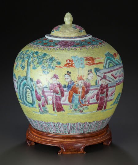 A CHINESE FAMILLE JAUNE PORCELAIN COVERED JAR ON: A CHINESE FAMILLE JAUNE PORCELAIN COVERED JAR ON STAND Marks: (chop marks) 11 inches hig