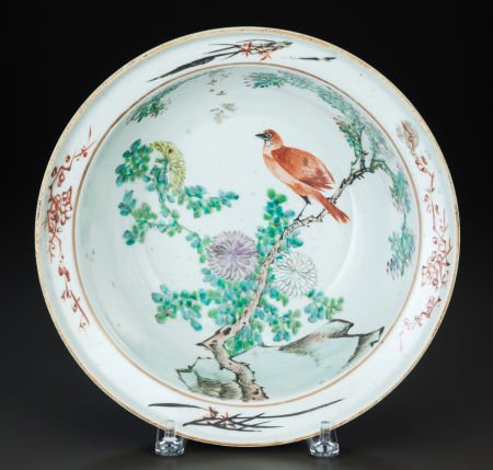 A CHINESE PAINTED PORCELAIN BOWL 3-7/8 inches hi: A CHINESE PAINTED PORCELAIN BOWL 3-7/8 inches high x 11-1/2 inches diameter (9.7 x 29.2 cm)