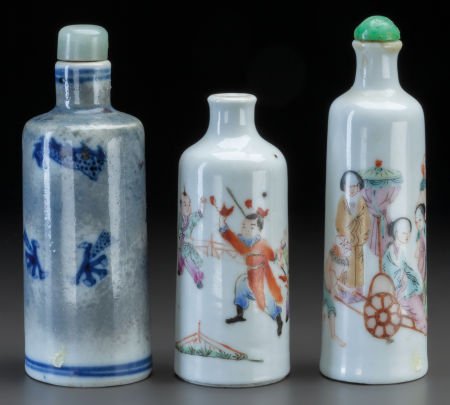 THREE CHINESE PORCELAIN SNUFF BOTTLES Marks to m: THREE CHINESE PORCELAIN SNUFF BOTTLES Marks to mottled snuff bottle: (dragon), (chop marks)