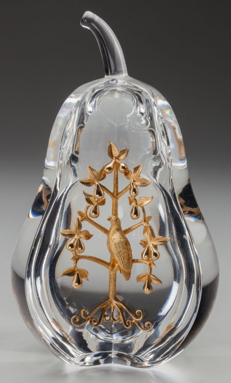 A STEUBEN CLEAR GLASS AND 18K GOLD PAPERWEIGHT: A STEUBEN CLEAR GLASS AND 18K GOLD PAPERWEIGHT: PARTRIDGE IN A PEAR </