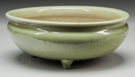 A CHINESE CELADON PORCELAIN BOWL, Ming dynasty 4 (1 of 2)