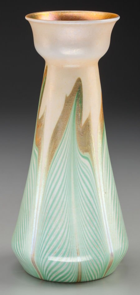 A KEW-BLAS IRIDESCENT FEATHER-PULL GLASS VASE, S (1 of 2)