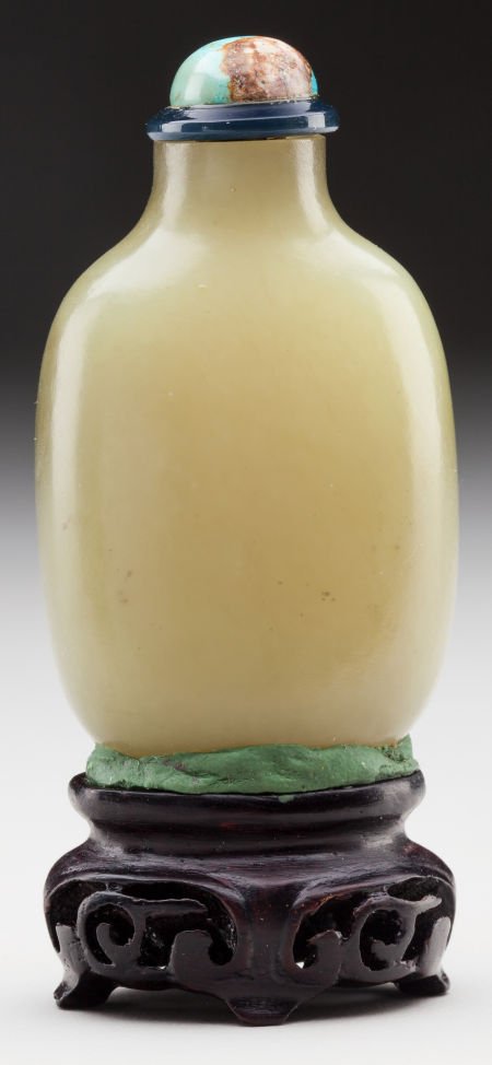 A CHINESE CARVED GRAYISH GREEN JADE SNUFF BOTTLE (1 of 2)