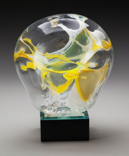 A Peter Bramhall Blown Glass Daffodils on Lighte: A Peter Bramhall Blown Glass Daffodils on Lighted Base<