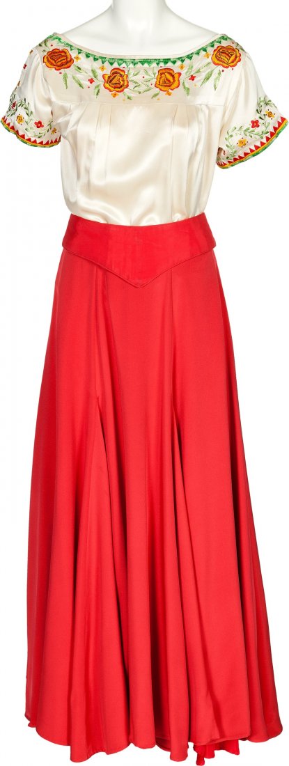 Linda Ronstadt -- A Folklorico Costume Related t (1 of 2)