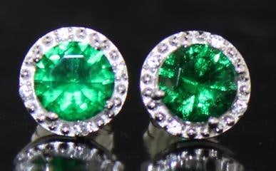 Round 2.00 ct Emerald Stud Earrings (1 of 3)