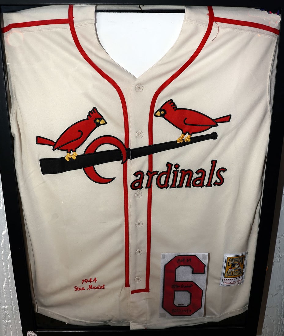 STAN MUSIAL SIGNED JERSEY-PROFESSIONALLY FRAMED -NO RESERVE! (1 of 1)