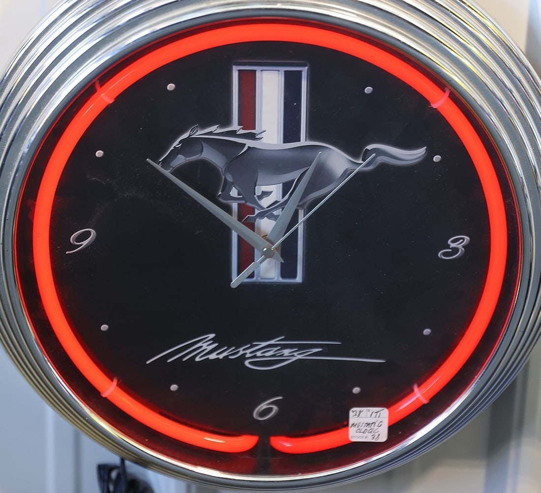MUSTANG NEON CLOCK NO RESERVE! (1 of 1)