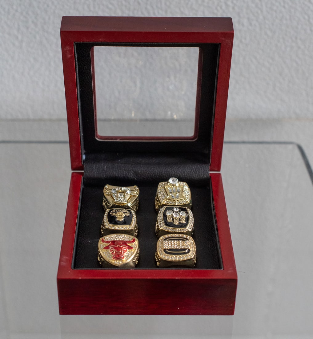 REPLICA CHICAGO BULLS CHAMPIONSHIP RINGS- NO RESERVE!: CHICAGO BULLS CHAMIPONSHIP RINGS REPLICAS -GREAT CONVERSATION PIECE- REAL ONES ARE PRICELESS! This item requires third-party shipping or pickup arrangements to be made. We will gladly drop off smaller