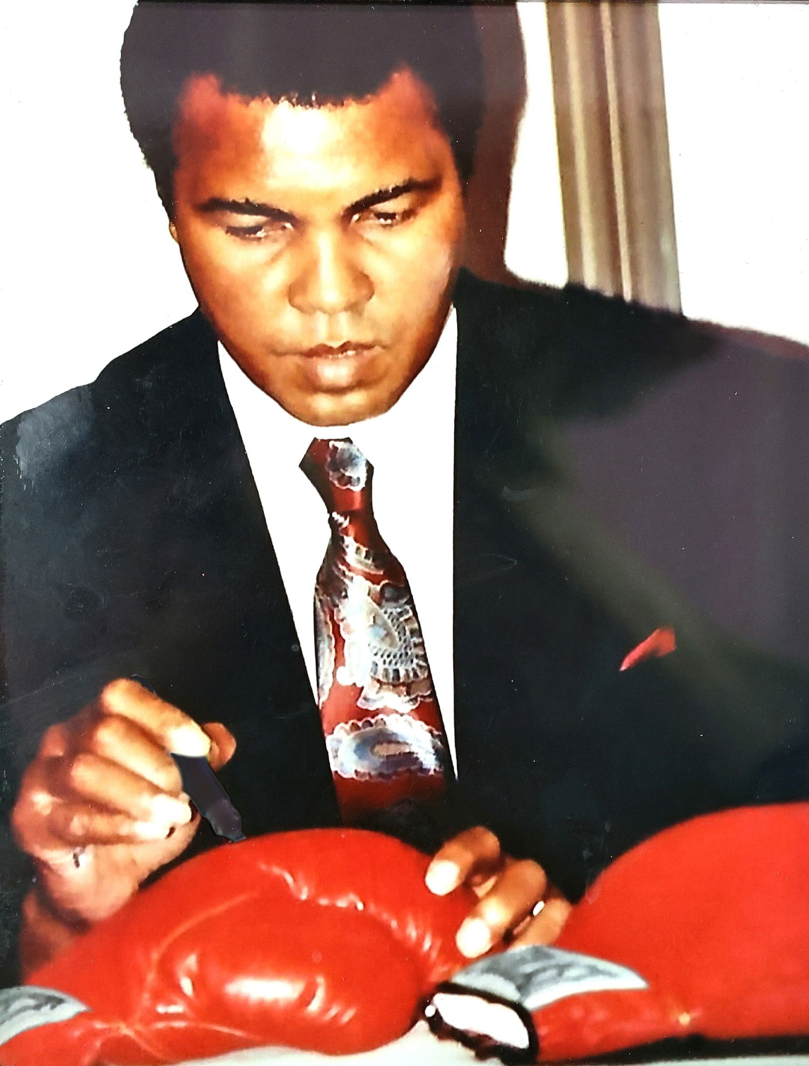 MUHAMMAD ALI IN PERSON SIGNED GLOVE (1 of 4)
