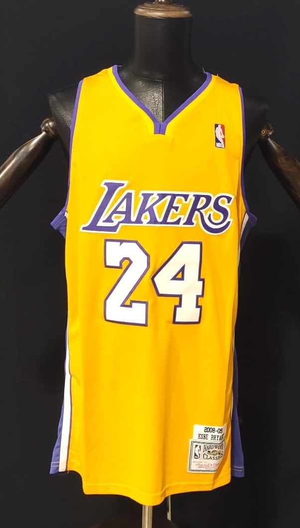 KOBE BRYANT SIGNED AUTHENTICATED JERSEY (1 of 4)